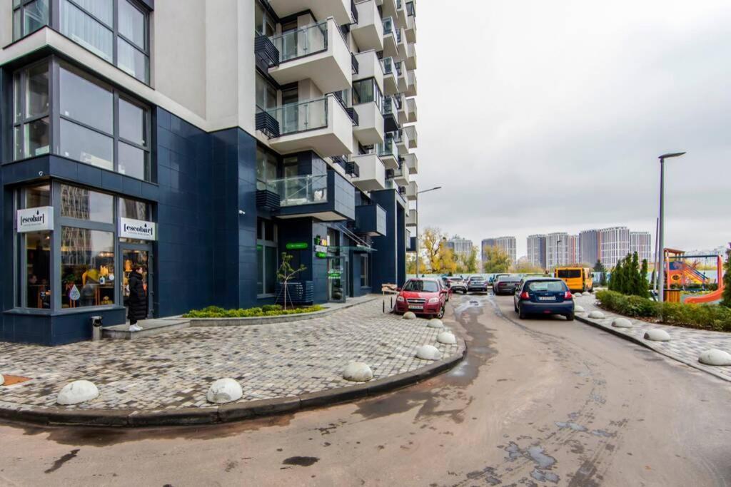 Новые Светлые Апартаменты Метро Славутич キエフ エクステリア 写真